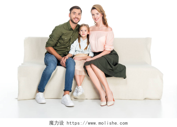 一家三口坐在沙发上拍全家福幸福的家庭休息在沙发上一起隔离白色